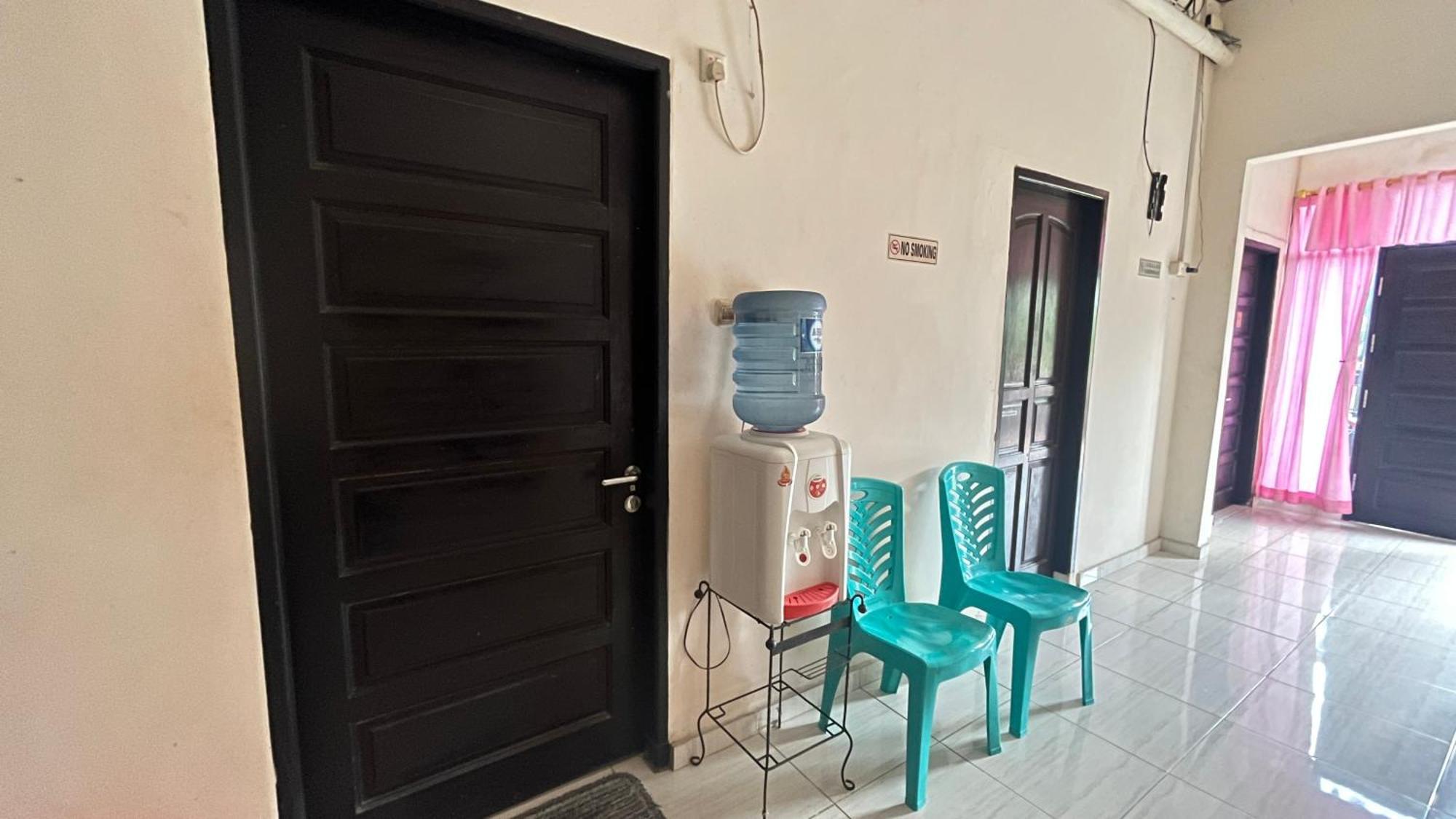 Oyo 92100 Kost Biru Hotell Makassar Eksteriør bilde